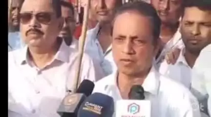বাক্সা: গোলাঘাটত‌ মুখ্যমন্ত্ৰীৰ বাহনত পানীৰ বটল দলিওৱা কাৰ্যৰ বিৰোধিতাৰে জালাহত জিলা বিজেপিৰ প্ৰতিবাদী কাৰ্যসূচী অনুষ্ঠিত