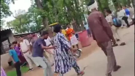 अंबिकापुर: बाजार की जमीन से अतिक्रमण हटाने के बाद बवाल, महिला सरपंच से मारपीट का वीडियो हुआ वायरल