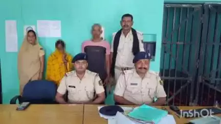 थावे: थावे थाना के गेट पर पुलिस ने वाहन जांच में ऑटो से 74 लीटर शराब बरामद की