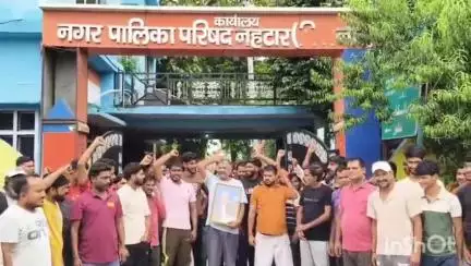 धामपुर: नहटौर में सफाई कर्मचारियों के कार्य बहिष्कार पर ईओ ने कार्यालय में तैनात कर्मचारियों के साथ मिलकर कुड़ा उठाया