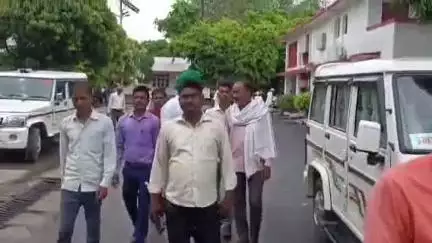 सीतापुर: सरकार द्वारा कम बच्चों की संख्या वाले स्कूलों को बंद किए जाने का अभिभावकों ने DM कार्यालय में किया विरोध, दिया ज्ञापन