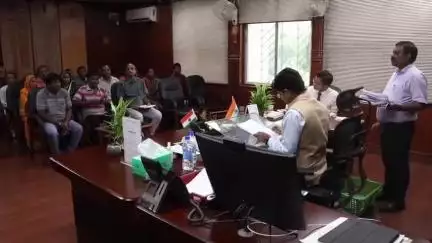 दुमका: समाहरणालय स्थित डीसी कक्ष में डीसी अभिजीत सिन्हा के जनता दरबार में पहुंचे कई फरियादी