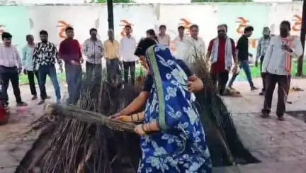 बड़वानी: शहर के कुंदन नगर में बेटी ने निभाया बेटे का फर्ज, दिवंगत फुलकूंवर देवी को दी मुखाग्नि