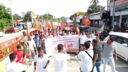 ওদালগুৰি: ওদালগুৰি জিলা বিজেপিৰ যুব মৰ্চাৰ উদ্যোগত 
গৌৰৱ গগৈ মু্ৰ্দাবাদ,কংগ্ৰেছ মু্ৰ্দাবাদ  ধ্বনিৰে উত্তাল জিলা সদৰত