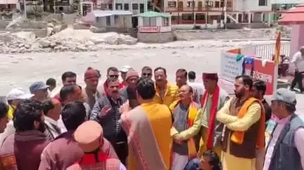 भटवाड़ी: गंगोत्री धाम में तीर्थ पुरोहितों की हुई बैठक, रोड नहीं तो वोट नहीं का लगाया नारा #jansamasya