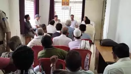पोरसा: पोरसा थाना परिसर में शांति समिति की बैठक, सुरक्षा व्यवस्था और सांप्रदायिक सौहार्द पर हुई चर्चा, अफवाहों से बचने की अपील