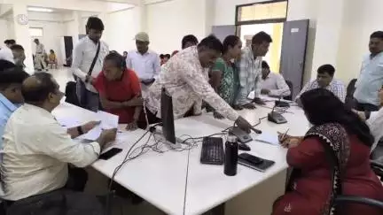 खरगौन: कलेक्टर कार्यालय में आयोजित जनसुनवाई में 112 आवेदन हुए प्राप्त, जिला पंचायत CEO ने सुनीं समस्याएँ