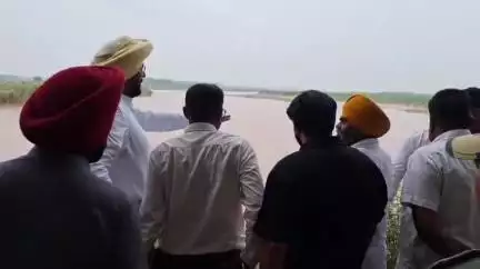 ਅੰਮ੍ਰਿਤਸਰ 2: ਅਜਨਾਲਾ ਰਾਵੀ ਦਰਿਆ 'ਤੇ ਪਹੁੰਚੇ ਕੈਬਨਿਟ ਮੰਤਰੀ ਧਾਲੀਵਾਲ ਨੇ ਕਿਹਾ 11 ਕਰੋੜ ਦੀ ਲਾਗਤ ਨਾਲ ਬਣਿਆ ਪੁਲ ਕਰੀਬ 15 ਜੁਲਾਈ ਤੱਕ ਹੋ ਜਾਵੇਗਾ ਸ਼ੁਰੂ