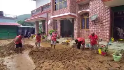 बागेश्वर: कपकोट में मदद को तरसे आपदा पीड़ित, रेडक्रॉस कपकोट बनी उम्मीद की किरण; स्वयंसेवियों ने हटाया मलबा