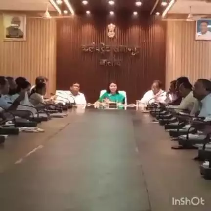 बालोद: संयुक्त जिला कार्यालय बालोद के सभाकक्ष में समय सीमा की बैठक आयोजित, कलेक्टर ने अधिकारियों को दिए निर्देश