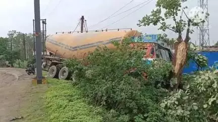 बांधवगढ़: उमरिया: नींद की झपकी से विनायक टाउन NH-43 पर बलकर विद्युत पोल से टकराई, बड़ी दुर्घटना