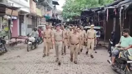उन्नाव: आगामी मोहर्रम के त्यौहार को देखते हुए उन्नाव SP दीपक भूकर ने मिश्रित आबादी वाले क्षेत्रों में किया पैदल गश्त