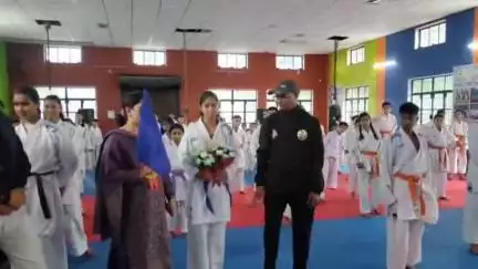 लोहाघाट: साउथ एशियन कराटे चैंपियनशिप में चयनित खिलाड़ी अनामिका बिष्ट को एसडीएम नीतू डांगर ने हरी झंडी दिखाकर किया रवाना
