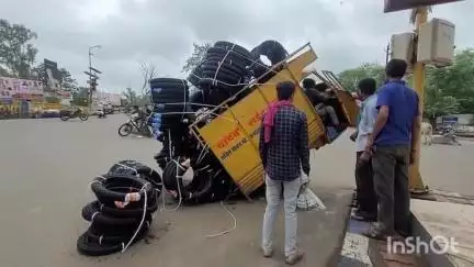 विदिशा नगर: नीमताल में टायरों से भरा लोडिंग ऑटो अनियंत्रित होकर पलटा, लोगों ने की मशक्कत