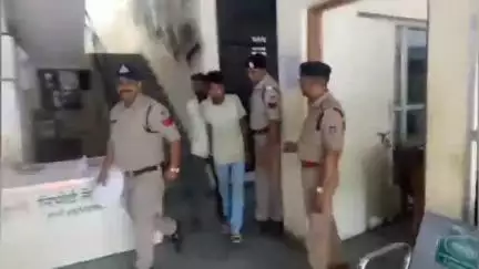 खरगौन: पिकअप वाहन के जरिए अवैध रूप से गोवंश का परिवहन करते हुए दो आरोपियों को खरगोन पुलिस ने किया गिरफ़्तार, 3 गोवंश कराए मुक्त