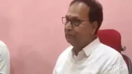 बलरामपुर: एम्स कॉन्वेंट स्कूल के बच्चों ने डॉक्टर्स डे पर वरिष्ठ चिकित्सकों को किया सम्मानित