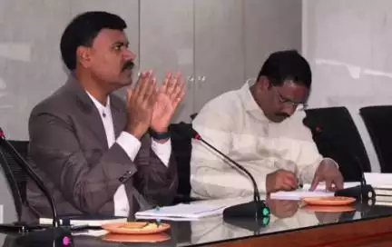 ಬಾಗಲಕೋಟೆ: ಬೀಳಗಿ ಸಿಡಿಪಿಓ ಮೇಲೆ ಶಿಸ್ತು 
ಕ್ರಮ ಜರುಗಿಸಿ,ನಗರದಲ್ಲಿ ಸಿಇಓ ಶಶಿಧರ ಕುರೇರ