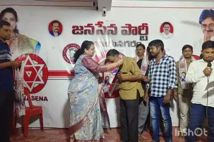 జొన్నవలసలో వైసీపీకి చెందిన 25 కుటుంబాలు జనసేన పార్టీలో చేరిక, సాదరంగా ఆహ్వానించిన ఆ పార్టీ నియోజకవర్గ ఇన్ఛార్జ్‌ యశస్వి