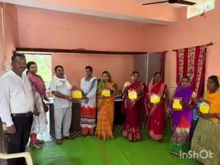 बैकुंठपुर: कोरिया में धरती आबा शिविरों में जनजाति समुदाय में आई रौनक, 100 दिन के रोजगार की गारंटी के साथ नि:शुल्क बने 462 जॉब कार्ड