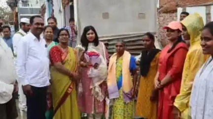 సిద్దిపేట అర్బన్: 43వ వార్డులోని ఇందిరమ్మ ఇళ్లను పరిశీలించిన జిల్లా అడిషనల్ కలెక్టర్ గరీమా అగర్వాల్