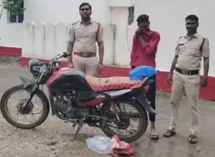 అసిఫాబాద్: కెరమెరిలో అక్రమంగా తరలిస్తున్న 10 లీటర్ల గుడుంబా పట్టివేత, ఒకరిపై కేసు నమోదు