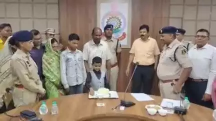 सूरजपुर: डीआईजी/एसएसपी सूरजपुर प्रशांत कुमार ठाकुर ने पुलिस जवानों को दी खास सौगात, बर्थडे पर मिलेगी छुट्टी