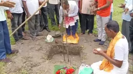 ওদালগুৰি: গণকপাৰাত নাথ যোগী সন্মিলনৰ ভৱন নিৰ্মাণৰ আধাৰশিলা স্থাপন কৰে বিটিআৰৰ ইএম দিগন্ত বৰুৱাই
