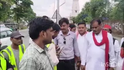 कन्नौज: सपा कार्यालय के बाहर सपा नेताओं ने अखिलेश यादव के जन्मदिन पर लगाई होर्डिंग, नगर पालिका ने हटाई होर्डिंग