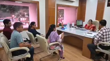 टिहरी: जिलाधिकारी नितिका खंडेलवाल ने जिला मुख्यालय में वन भूमि हस्तांतरण को लेकर संबंधित विभागीय अधिकारियों के साथ की बैठक