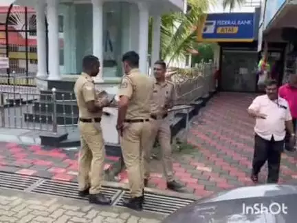 അമ്പലപ്പുഴ: പച്ച-ചെക്കിടിക്കാട്ട് ഫെഡറൽ ബാങ്കിന്റെ എ.ടി.എം തകർത്ത് കവർച്ചാ ശ്രമം, പ്രതി കടന്ന് കളഞ്ഞു