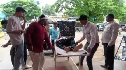 गुमला: करम टोली के पास बाइक ने राहगीर को मारी टक्कर, राहगीर के साथ बाइक सवार तीन लोग भी हुए घायल