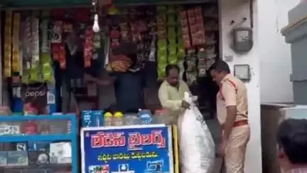 శ్రీకాకుళం: టెక్కలిలోని పలు షాపుల్లో ఆకస్మిక తనిఖీలు చేపట్టిన పోలీసులు