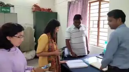 पौड़ी: जिलाधिकारी स्वाति एस भदौरिया ने श्रीनगर की 5 प्रमुख परियोजनाओं का किया निरीक्षण