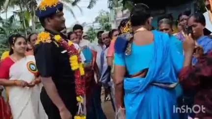 శ్రీకాకుళం: టి బరంపురానికిచెందిన జవాన్ తిప్పన పురుషోత్తం రెడ్డి ఉద్యోగ విరమణపొంది గ్రామానికి రావడంతో సాదరంగా ఆహ్వానించిన గ్రామస్తులు