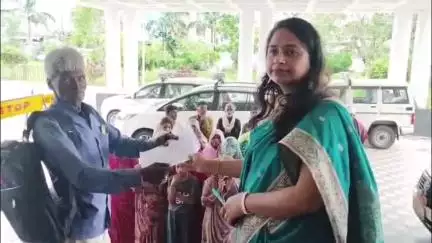 रतलाम नगर: मलवासा के लोगों ने कलेक्ट्रेट में दिया ज्ञापन, कहा- जनसुनवाई में 22 बार आवेदन देने के बाद भी नहीं हुआ समाधान #jansamasya