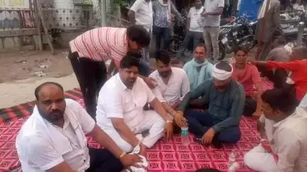 डीग: नगर परिषद कार्यालय के सामने भूख हड़ताल पर बैठे कार्यकर्ताओं ने सड़क जाम करने का किया ऐलान
