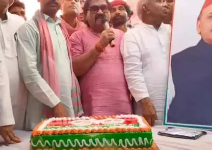 बिल्हौर: बिल्हौर में सपा नेताओं ने केक काटकर मनाया अखिलेश यादव का जन्मदिन, मरीजों को बांटे फल