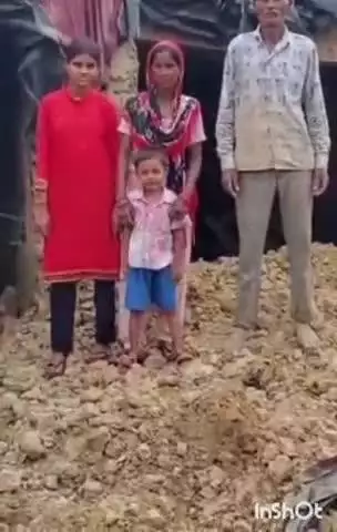 धामपुर: धामपुर क्षेत्र के गांव मनकुआ में कच्चे मकान की छत गिरने से मकान में मौजूद बच्चे मलबे की चपेट में आए
