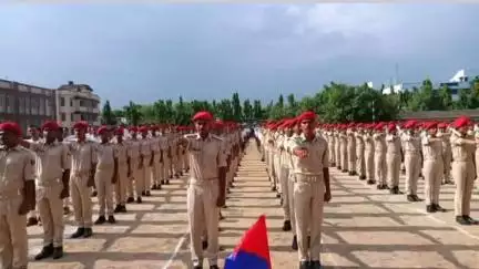 दरभंगा: दरभंगा में पुलिस उप महानिरीक्षक के नेतृत्व में नवनियुक्त पुलिस कर्मियों को नियुक्ति प्रमाण पत्र दिया गया