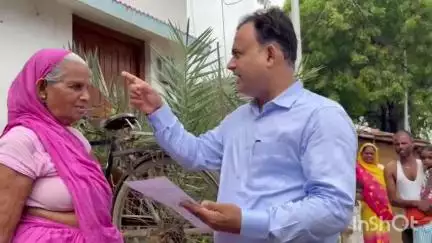 लखीसराय: मतदाता सूची के गहन पुनरीक्षण अभियान के तहत नया बाजार लाली पहाड़ी क्षेत्र में गणना प्रपत्र वितरित