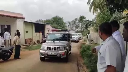 ಚಳ್ಳಕೆರೆ: ತಾಲ್ಲೂಕಿನ ಕೋಡಿಹಳ್ಳಿ ಕ್ರಾಸ್ ನಿಂದ ಆಂದ್ರದ ಗಡಿವರೆಗೆ ರಸ್ತೆ ಡಾಂಬರೀಕರಣಕ್ಕೆ ಶಾಸಕ ಎನ್.ವೈ.ಗೋಪಾಲಕೃಷ್ಣ ಭೂಮಿ ಪೂಜೆ
