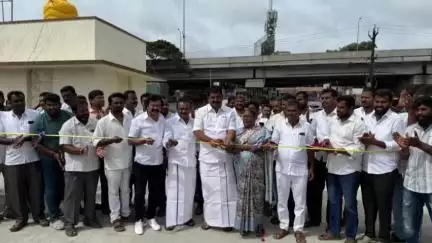 ஓசூர்: GRT அருகே காளிகாம்பாள் காமாட்சிசுவரர் கோவில் பூக்கடைகளை பயன்பாட்டிற்கு திறந்து வைத்த எம்எல்ஏ