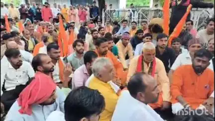 धार: धार कलेक्ट्रेट परिसर में पुजारी संघ ने अनोखे अंदाज में धरना प्रदर्शन किया