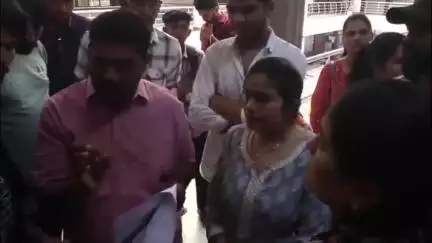 सांवेर: जनसुनवाई में अग्रवाल पब्लिक स्कूल के पेरेंट्स ने की शिकायत, अवैध फीस वसूली का लगाया आरोप