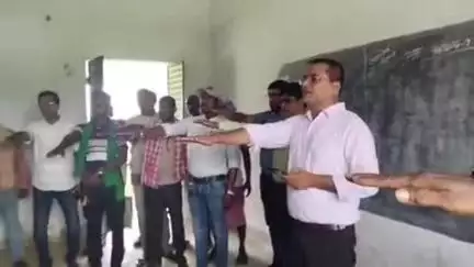 महेशपुर: महेशपुर बीडीओ सिद्धार्थ शंकर यादव ने गायबथान विद्यालय के बच्चों को स्वच्छता की शपथ दिलाई