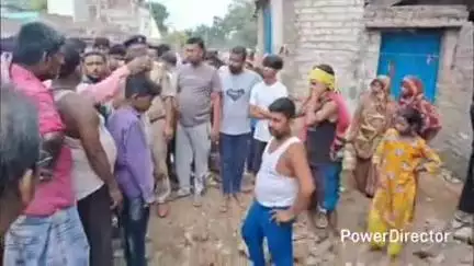 तेघरा: तेघड़ा में रेलवे ओवरब्रिज निर्माण के दौरान इमामबाड़ा की दीवार तोड़ने पर स्थानीय लोगों ने किया सड़क जाम