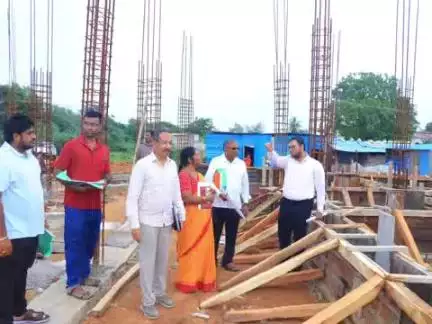 సూర్యాపేట: ఇందిరా మహిళా శక్తి భవన్ నిర్మాణాన్ని పరిశీలించిన  కలెక్టర్ తేజస్