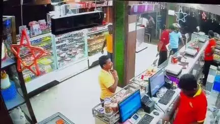திருநெல்வேலி: சந்திப்பு தமு ரோட்டில் உள்ள ஸ்வீட் கடையில்  விட்டு சென்ற மணிபர்சை லாபகமாக எடுத்துச் செல்லும் நபர்  சமூக வலைதளங்களில் வைரலாகும் சிசிடிவி காட்சி.