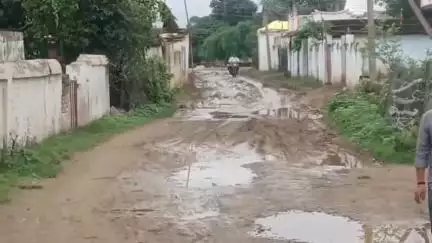 देवसर: PWD विभाग की उदासीनता से जर्जर सड़क, खड़ौरा गांव में कीचड़ युक्त सड़क से लोगों का चलना मुश्किल