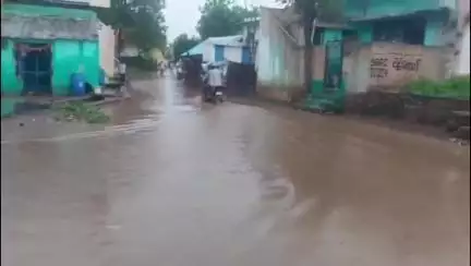 కొత్తపల్లిలో దంచి కొట్టిన వర్షం: ప్రధాన రహదారులు  జలమయమై చెరువులను తలపిస్తున్నాయి